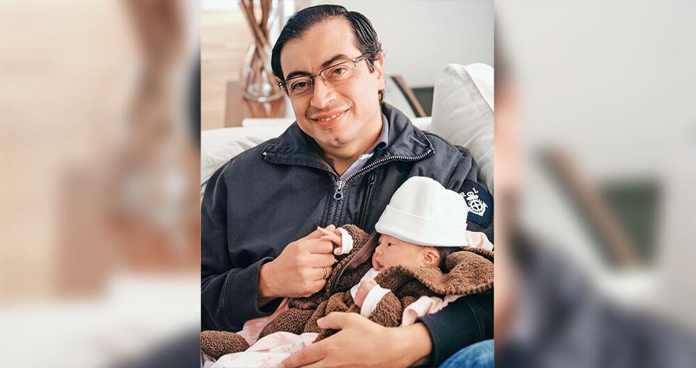 Gustavo Petro en la sala de su casa, muy orgulloso de su bebé Antonella. Hoy es una bella adolescente de 14 años. 