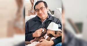 Gustavo Petro en la sala de su casa, muy orgulloso de su bebé Antonella. Hoy es una bella adolescente de 14 años.