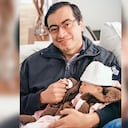 Gustavo Petro en la sala de su casa, muy orgulloso de su bebé Antonella. Hoy es una bella adolescente de 14 años.