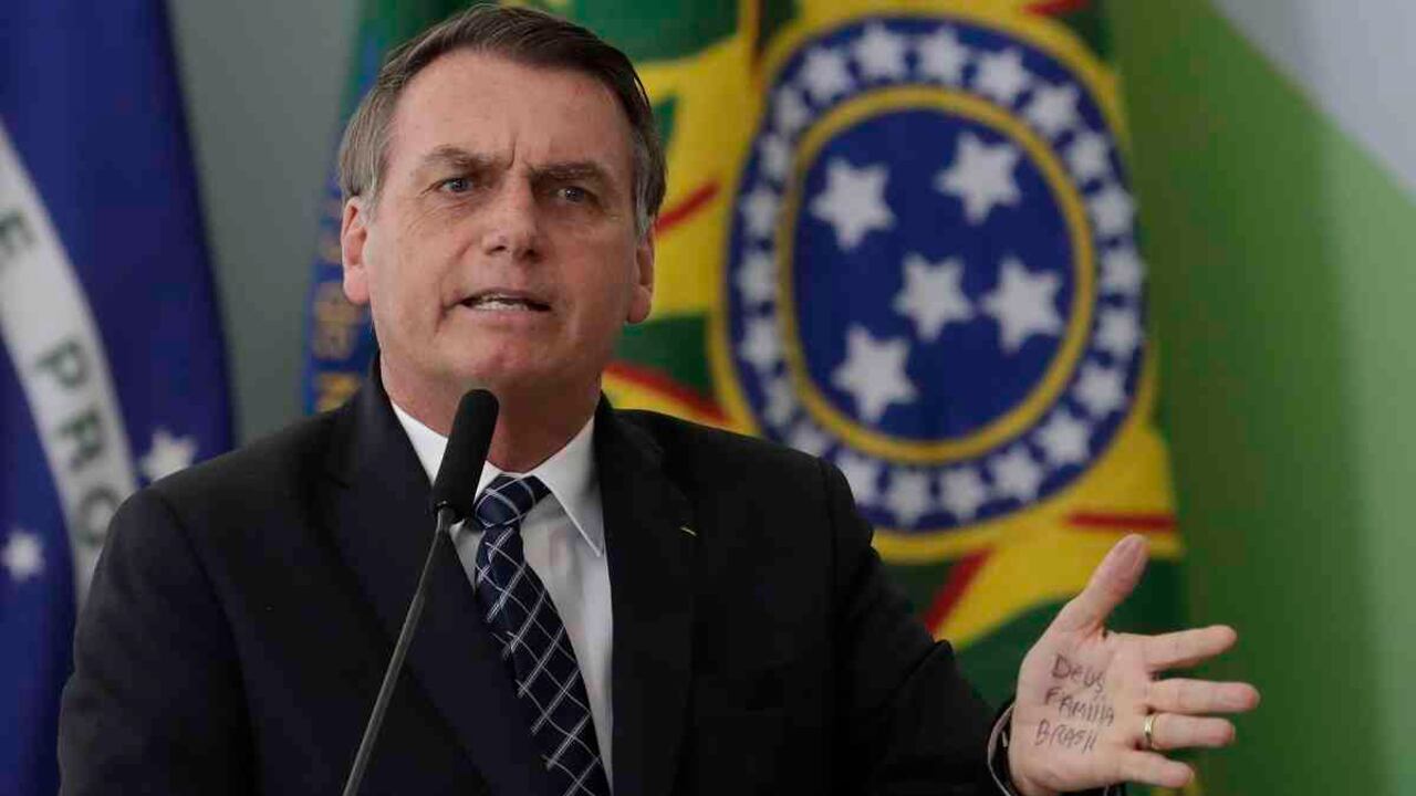El presidente Jair Bolsonaro continúa en su cruzada por implementar operaciones mineras y de la agroindustria en territorio indígena amazónico de Brasil. Foto: AP