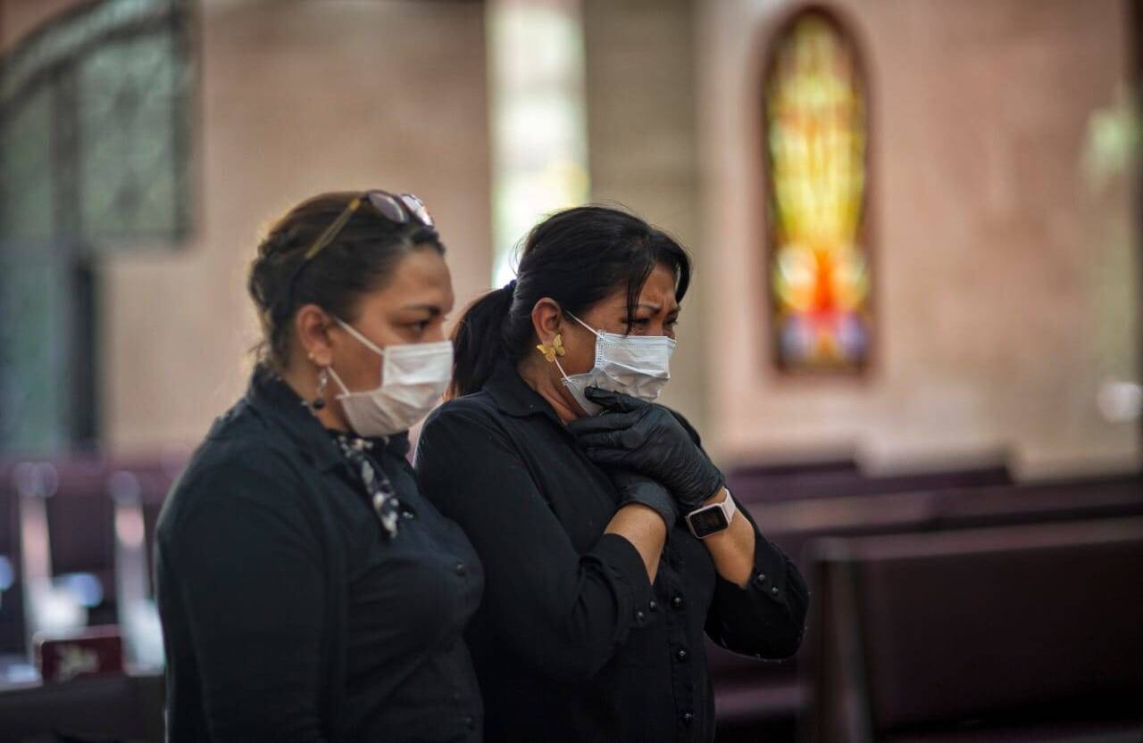 Claudia Torres, la mujer de aretes dorados y pelo negro, fue la hija de don Maximino que cuidó de él y de su esposa los últimos años. La que lo acompañó en ambulancia desde Florencia hasta Bogotá y quien se dedicó estos últimos meses a rehabilitarlo. Reportaje gráfico: Esteban Vega La-Rotta