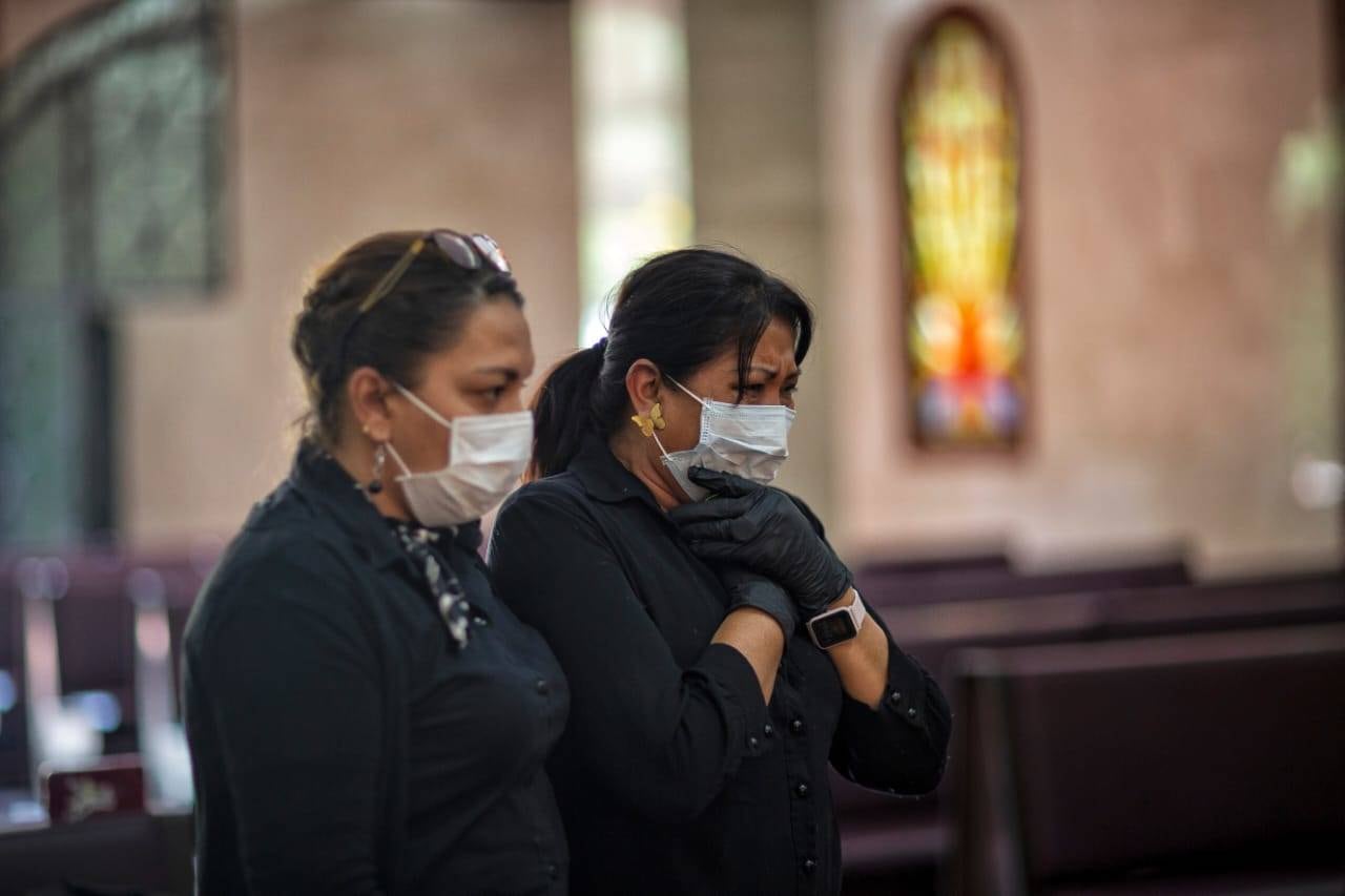 Claudia Torres, la mujer de aretes dorados y pelo negro, fue la hija de don Maximino que cuidó de él y de su esposa los últimos años. La que lo acompañó en ambulancia desde Florencia hasta Bogotá y quien se dedicó estos últimos meses a rehabilitarlo. Reportaje gráfico: Esteban Vega La-Rotta