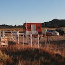 La entrada a un set de filmación donde la policía dice que el actor Alec Baldwin disparó una pistola de utilería, matando a una directora de fotografía, en las afueras de Santa Fe, Nuevo México. Foto AP/Cedar Attanasio.