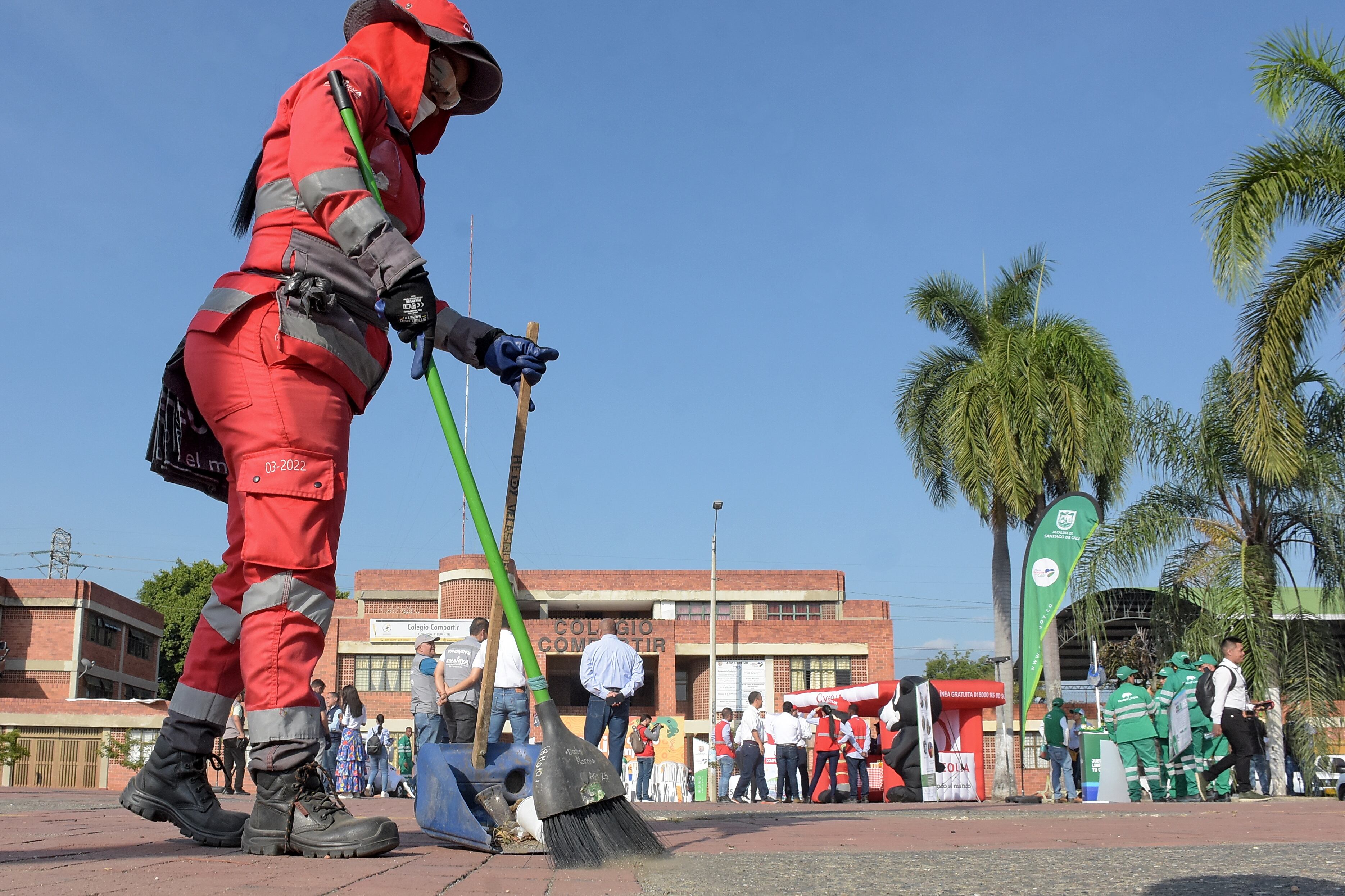 PLAN ESPECIAL DE LIMPIEZA EN 49 CORREDORES VIALES

La Administración Distrital con las empresas de aseo  Ciudad Limpia, Veolia, Promocali y Promovalle, se permiten presentar el plan de limpieza especial para 49 corredores viales de Cali impactados por el arrojo clandestino de residuos.
 
El plan, que estará vigente hasta el próximo 31 de diciembre, consiste en recorridos adicionales de recolección que se van a hacer en corredores viales como lo son la Avenida Ciudad de Cali, Calle 1, Calle 5, Carrera 10, Carrera 15, Calle 25, Autopista Suroriental, Avenida Simón Bolívar.

Con el plan, también se atenderá la recolección de Residuos de Construcción y Demolición, RCD, también conocidos como escombros, arrojados de forma clandestina en los corredores priorizados. 
 
Para ello, las empresas de aseo con la Administración Distrital dispusieron de maquinaria y personal adicional. En total, se dispusieron de 40 vehículos, entre volquetas, maquinaria amarilla y carros recolectores. Así mismo, se dispusieron 120 personas que estarán sensibilizando a la ciudadanía sobre el manejo adecuado de residuos sólidos en los 49 corredores y zonas aledañas.