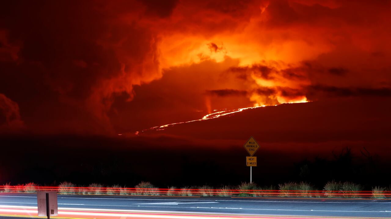 Las autoridades resaltaron que es posible que la lava alcance una de las vías principales de la isla.