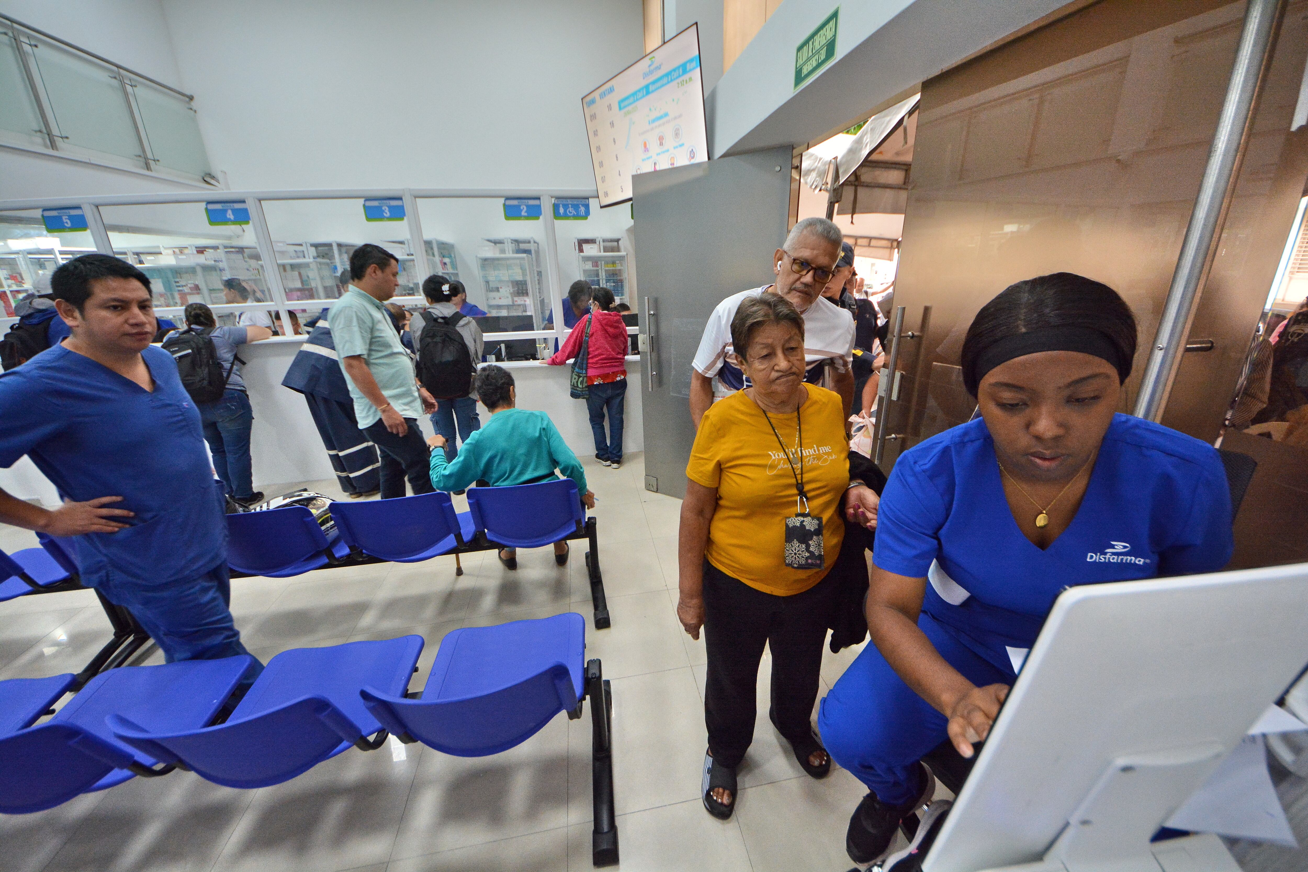 Desde este viernes, 28 de marzo, los usuarios de la Nueva EPS podran reclamar sus medicinas en el nuevo dispensario de Disfarma en el barrio Tequendama. Foto Jorge Orozco.
