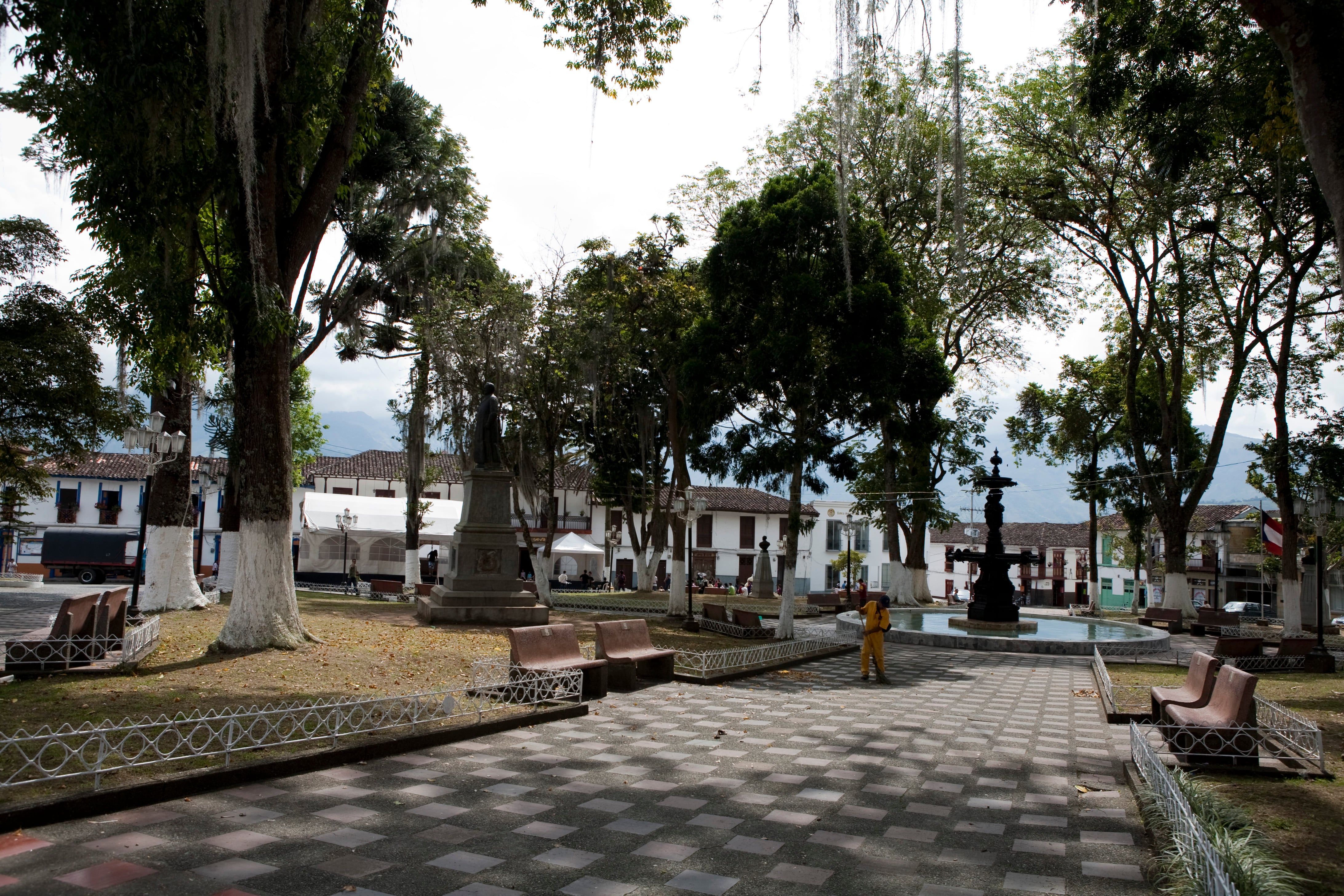 Salamina, Caldas. Enclavado en la cima de un cerro, este municipio caldense se destaca por su arquitectura de casas coloniales con balcones de colores adornados por flores, calles angostas y un conjunto de templos y construcciones históricas para visitar. Foto: Juan Pablo Gutiérrez