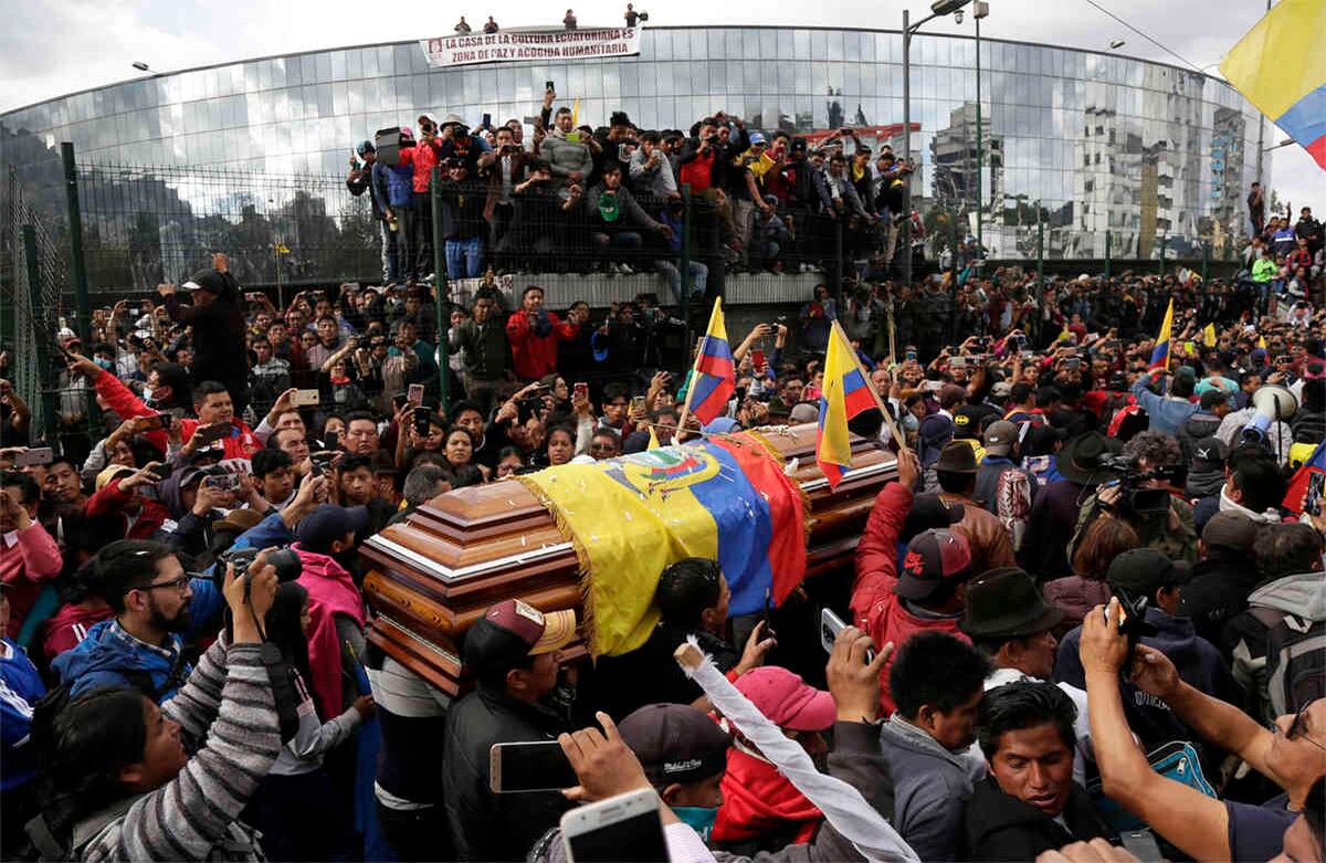 Los manifestantes llevan el ataúd que contiene los restos del líder indígena Inocencio Tucumbi (quien presuntamente murió durante las manifestaciones en Ecuador) durante una procesión que conduce a la Casa de Cultura en Quito, Ecuador, el jueves 10 de octubre de 2019. La eliminación de los subsidios a los combustibles la semana pasada sumió a Ecuador en la agitación, provocando protestas, saqueos, vandalismo, y enfrentamientos con la fuerza pública, así como el bloqueo de carreteras y la suspensión de operaciones en la industria petrolera. (Foto AP / Dolores Ochoa)