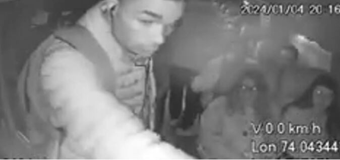 Los dos hombres utilizaron pistolas para intimidar al conductor y a los pasajeros.