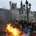 Las bicicletas se queman durante una protesta frente al Ayuntamiento de París, el viernes 14 de abril de 2023 en París. El Consejo Constitucional de Francia aprobó el viernes un plan impopular para aumentar la edad de jubilación de 62 a 64 años, en una victoria para el presidente Emmanuel Macron después de tres meses de protestas masivas. (AP Photo/Thibault Camus)