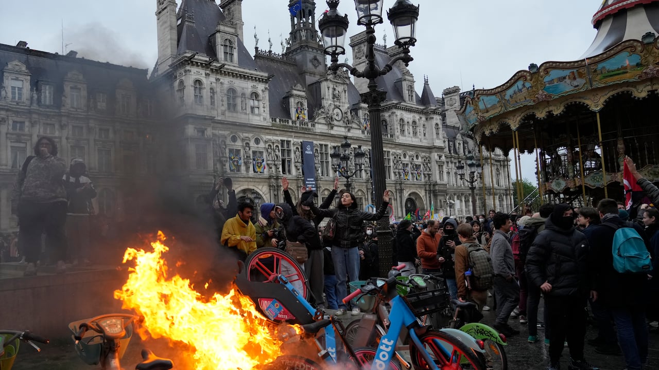 Las bicicletas se queman durante una protesta frente al Ayuntamiento de París, el viernes 14 de abril de 2023 en París. El Consejo Constitucional de Francia aprobó el viernes un plan impopular para aumentar la edad de jubilación de 62 a 64 años, en una victoria para el presidente Emmanuel Macron después de tres meses de protestas masivas. (AP Photo/Thibault Camus)