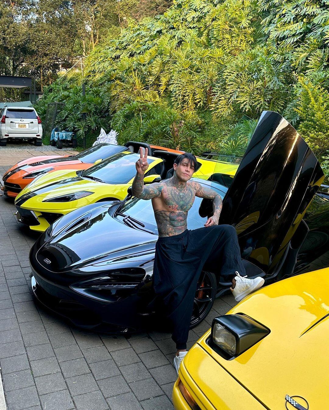 Yéferson Cossio y su colección de autos.