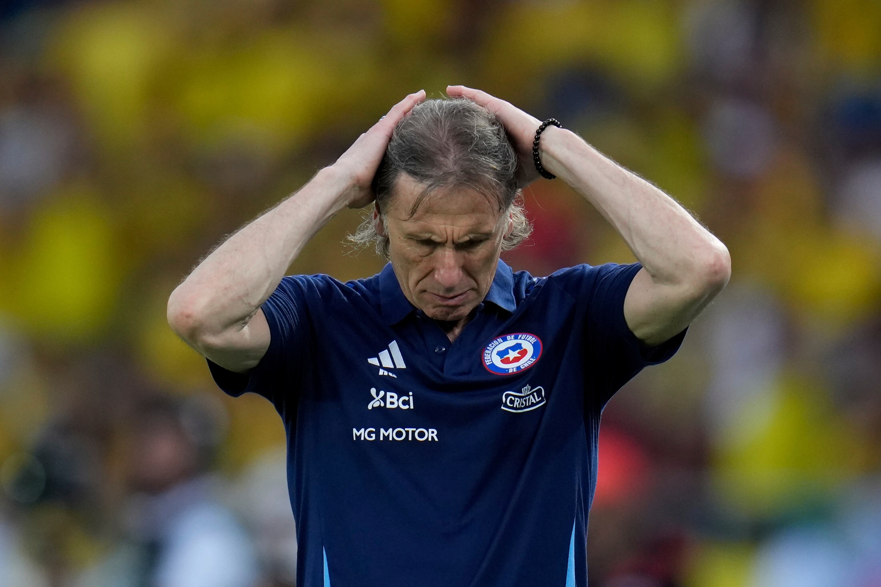 El técnico de Chile Ricardo Gareca gesticula durante el partido contra Colombia en por las eliminatorias del Mundial, el martes 15 de octubre de 2024, en Barranquilla, Colombia. (AP Foto/Fernando Vergara)

ures during a FIFA World Cup 2026 qualifying soccer match against Colombia at the Metropolitano Roberto Melendez stadium in Barranquilla, Colombia, Tuesday, Oct. 15, 2024. (AP Photo/Fernando Vergara)