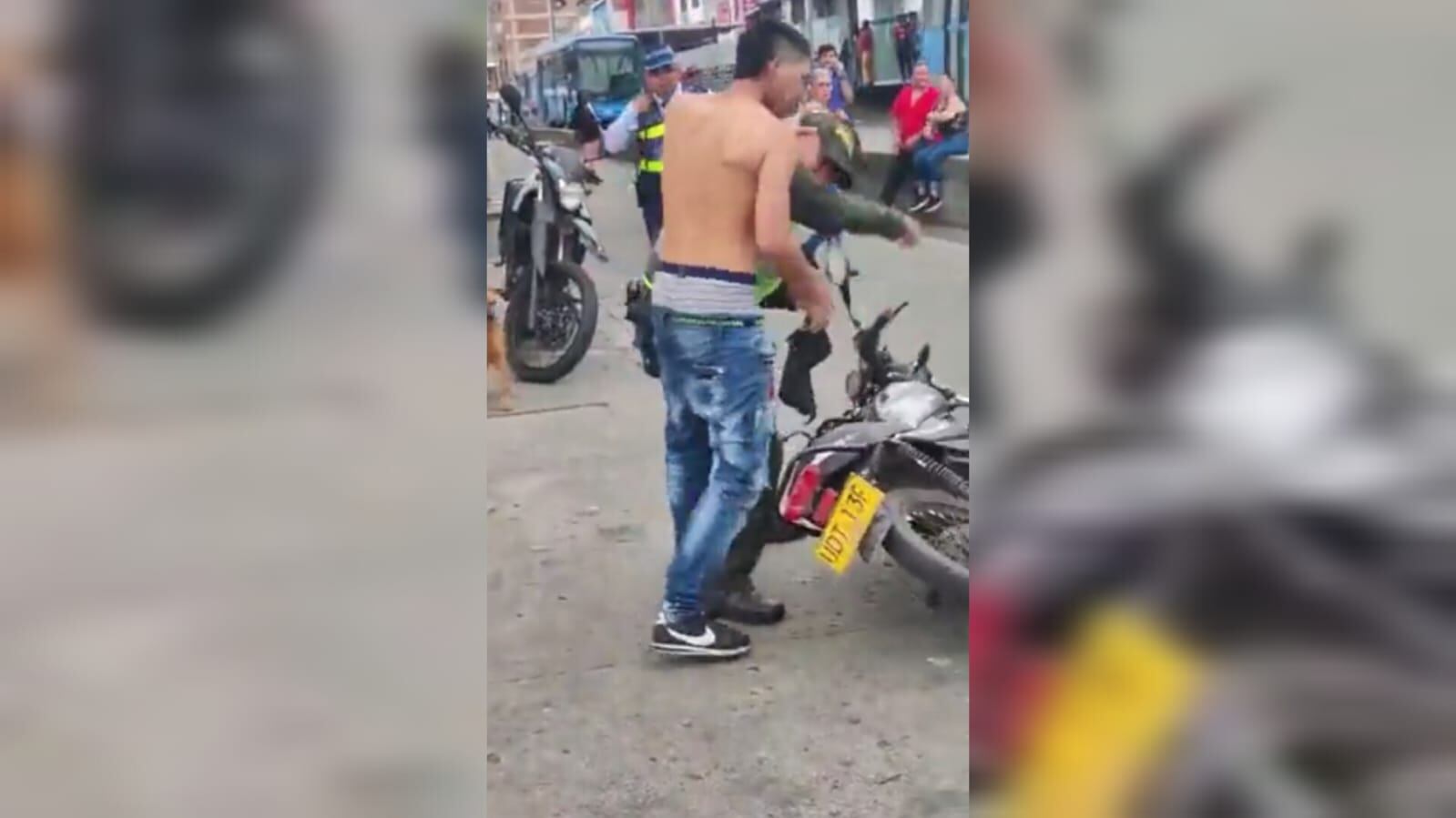 Inaudito: motociclista detenido por invadir carril del MIO en Cali, enfrentó a golpes a dos policías.