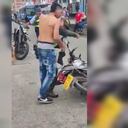 El sujeto se tornó agresivo cuando los uniformados de la Policía, tomaron su motocicleta.