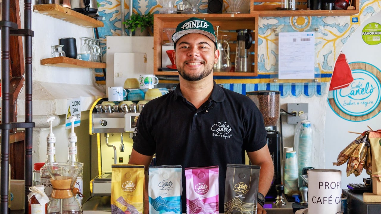 Julián Cardona, gerente de Café Canelo, restaurante de Santa Fe de Antioquia, es uno de los 138 empresarios que recibieron acompañamiento y formación entre 2023 y 2024.