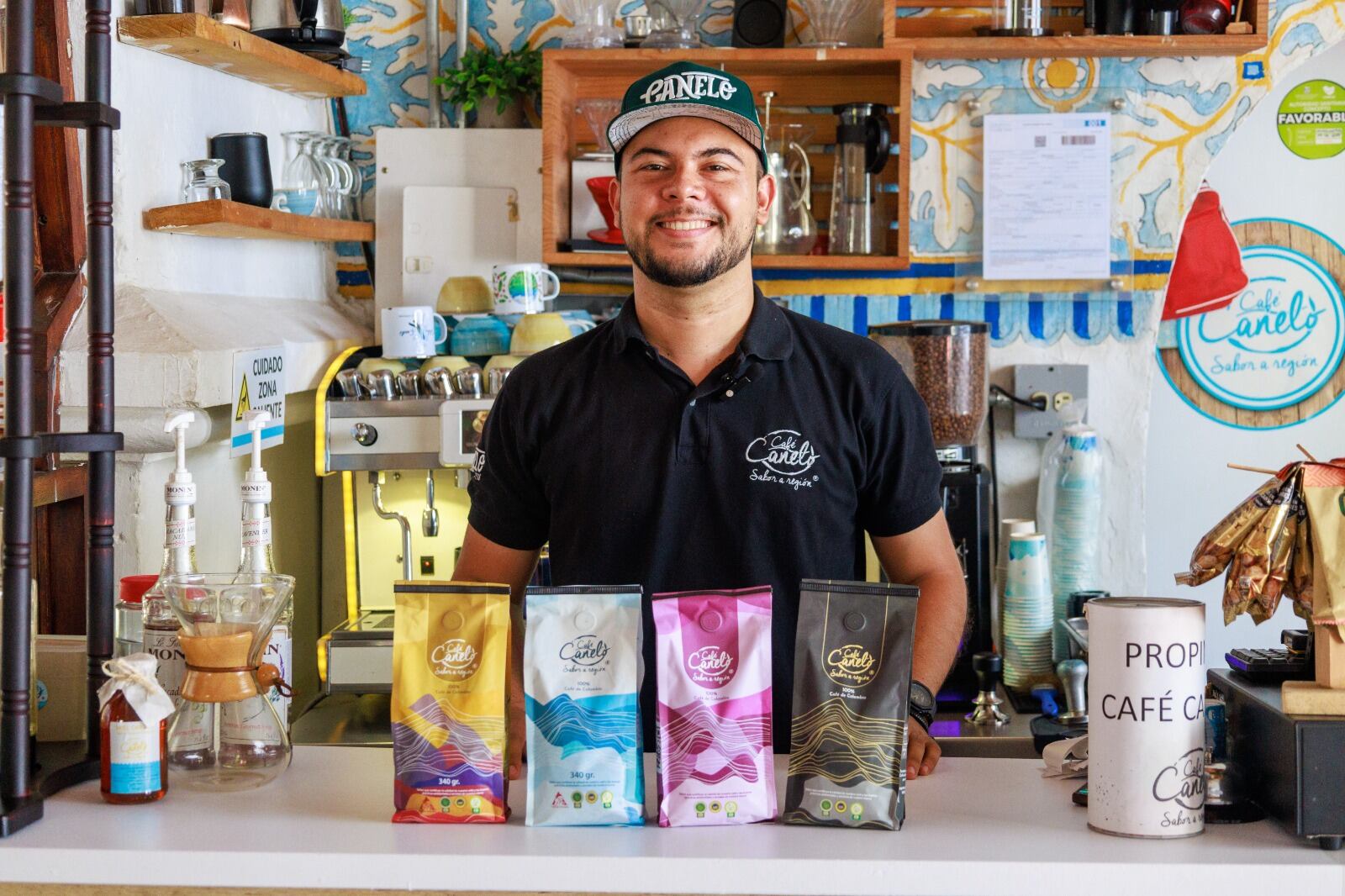 Julián Cardona, gerente de Café Canelo, restaurante de Santa Fe de Antioquia, es uno de los 138 empresarios que recibieron acompañamiento y formación entre 2023 y 2024.