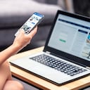 Página de perfil de redes sociales en la pantalla del teléfono inteligente en el trabajo. Mujer mirando feed, actualización de estado o publicación con teléfono móvil. Trabajador perezoso ineficiente evitando el trabajo. Seguir, dar me gusta o enviar solicitud de amistad.