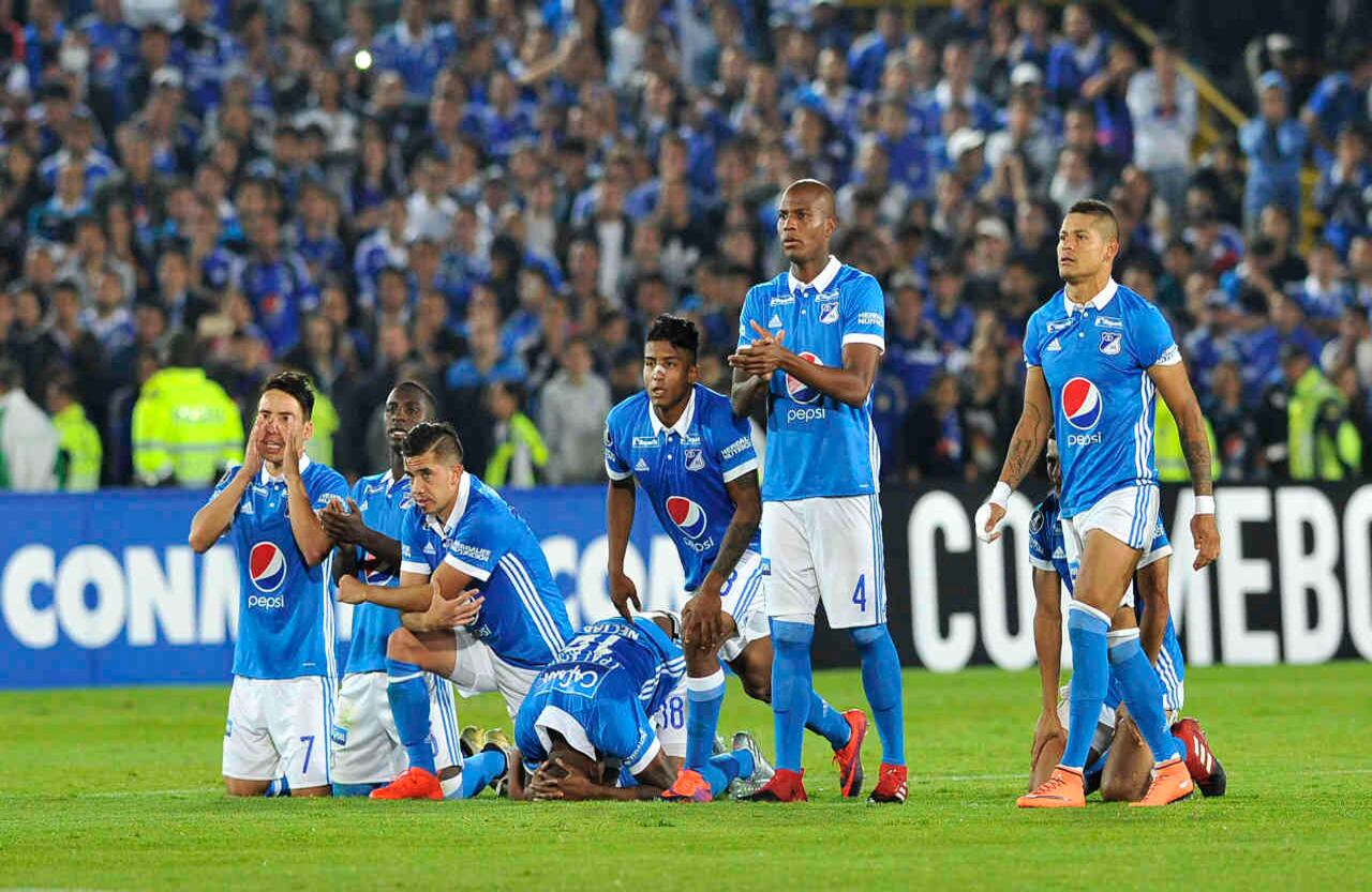 Jugadores de Millonarios lamentan su eliminación de la Copa Libertadores, este miércoles 8 de febrero de 2017 en el estadio El Campín de Bogotá. Millos,  a pesar de haber ganado en los 90 minutos 1-0 al Paranaense de Brasil, perdió 2-4 por cobros desde el punto penal. Foto: Carlos Julio Martínez / SEMANA