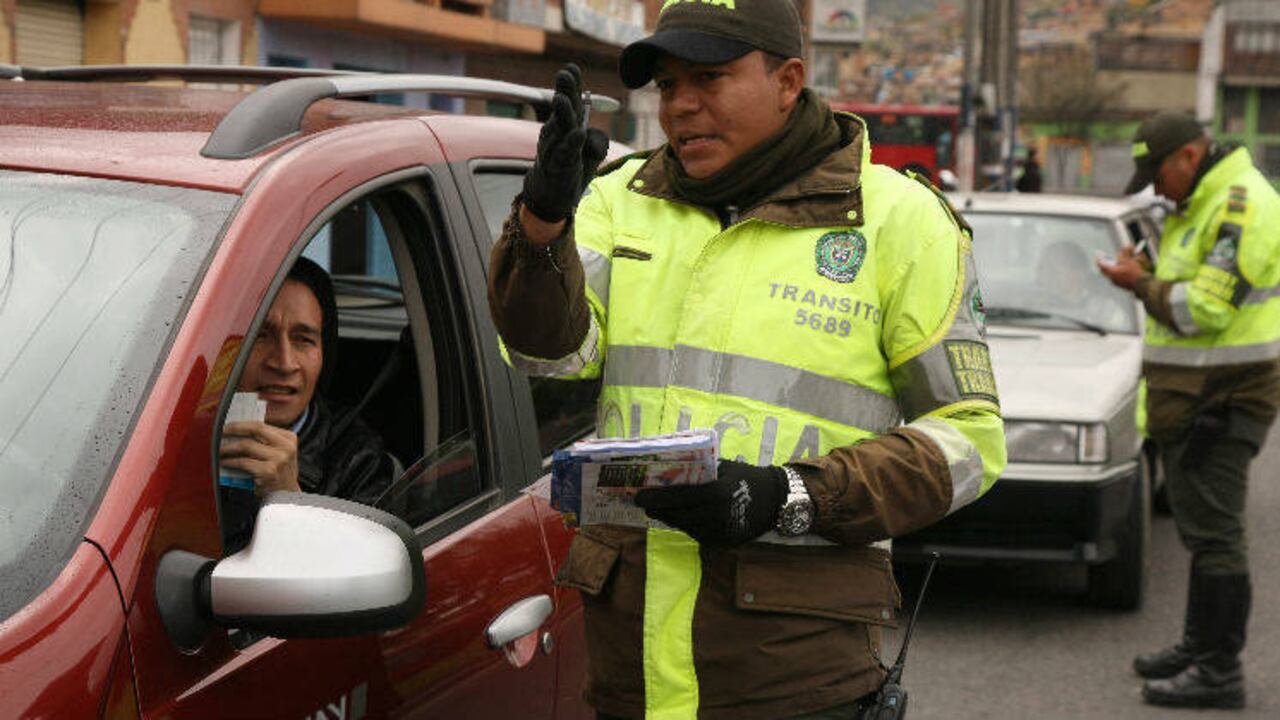 Movilidad indicó que las tarifas del servicio de patios son diferenciales por tipo de vehículo y se cobran de acuerdo con el número de días de permanencia del vehículo en los patios. Por su parte, el servicio de grúa también es diferencial dependiendo del vehículo trasladado.