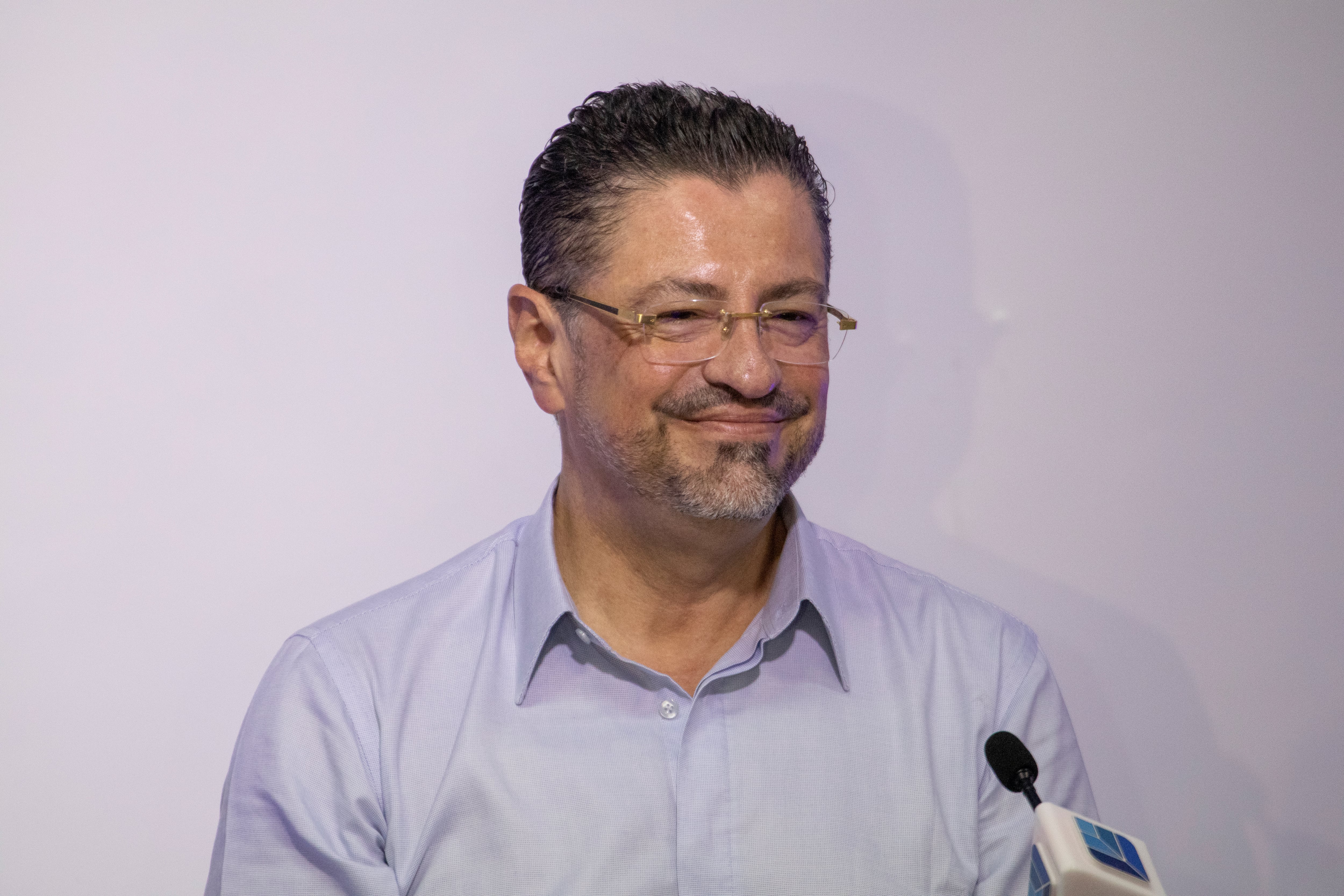 SAN JOSE, COSTA RICA - APRIL 03: Presidential candidate Rodrigo Chaves of Progreso Social Democrático Party gestures during a press conferencer as part of the Presidential Elections on April 3, 2022 in San Jose, Costa Rica. Costa Ricans go to polls to vote for the successor of Carlos Alvarado Quesada between Jose Maria Figueres of Partido Liberación Nacional and Rodrigo Chaves of Progreso Social Democrático Party. (Photo by Arnoldo Robert/Getty Images)