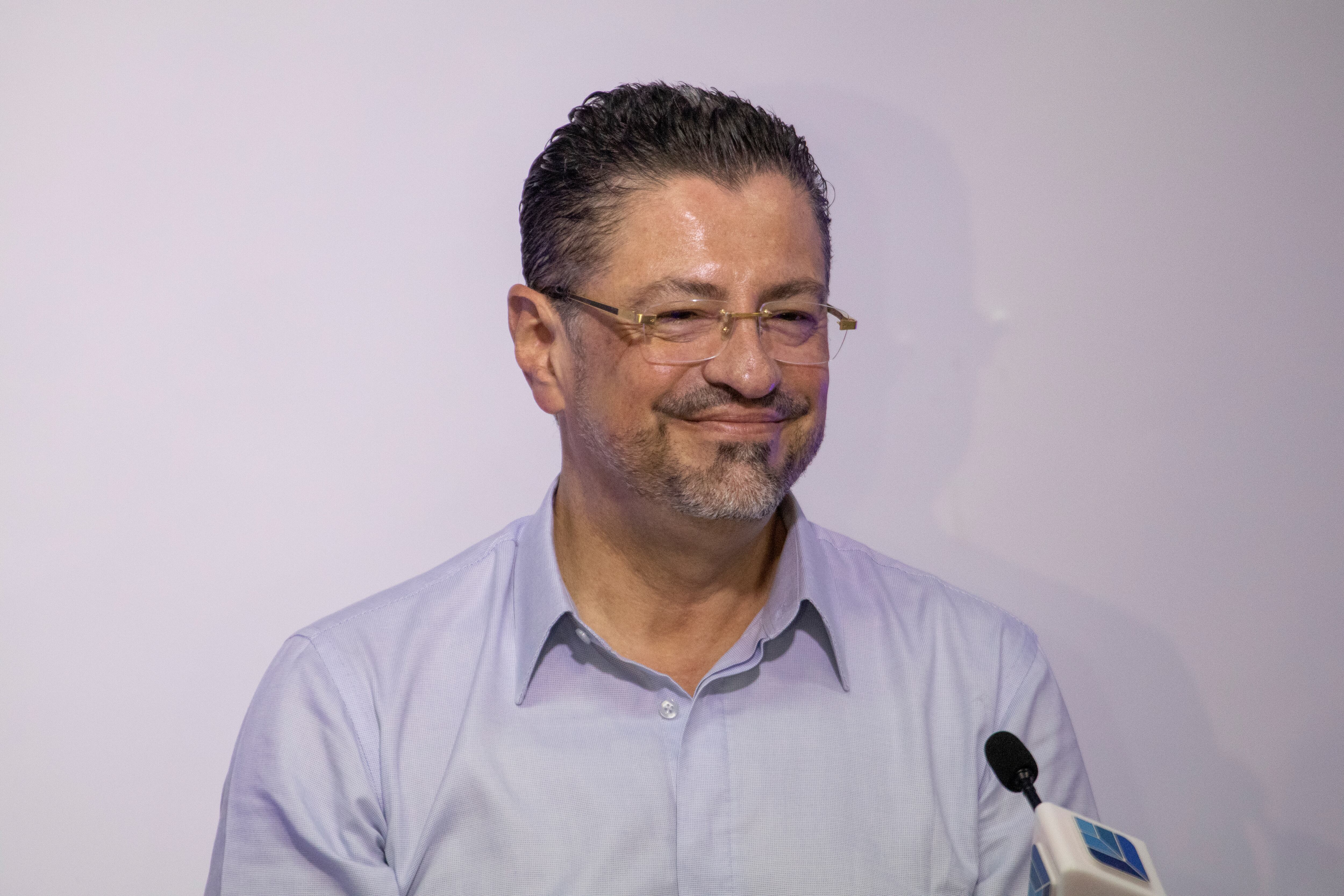 SAN JOSE, COSTA RICA - APRIL 03: Presidential candidate Rodrigo Chaves of Progreso Social Democrático Party gestures during a press conferencer as part of the Presidential Elections on April 3, 2022 in San Jose, Costa Rica. Costa Ricans go to polls to vote for the successor of Carlos Alvarado Quesada between Jose Maria Figueres of Partido Liberación Nacional and Rodrigo Chaves of Progreso Social Democrático Party. (Photo by Arnoldo Robert/Getty Images)