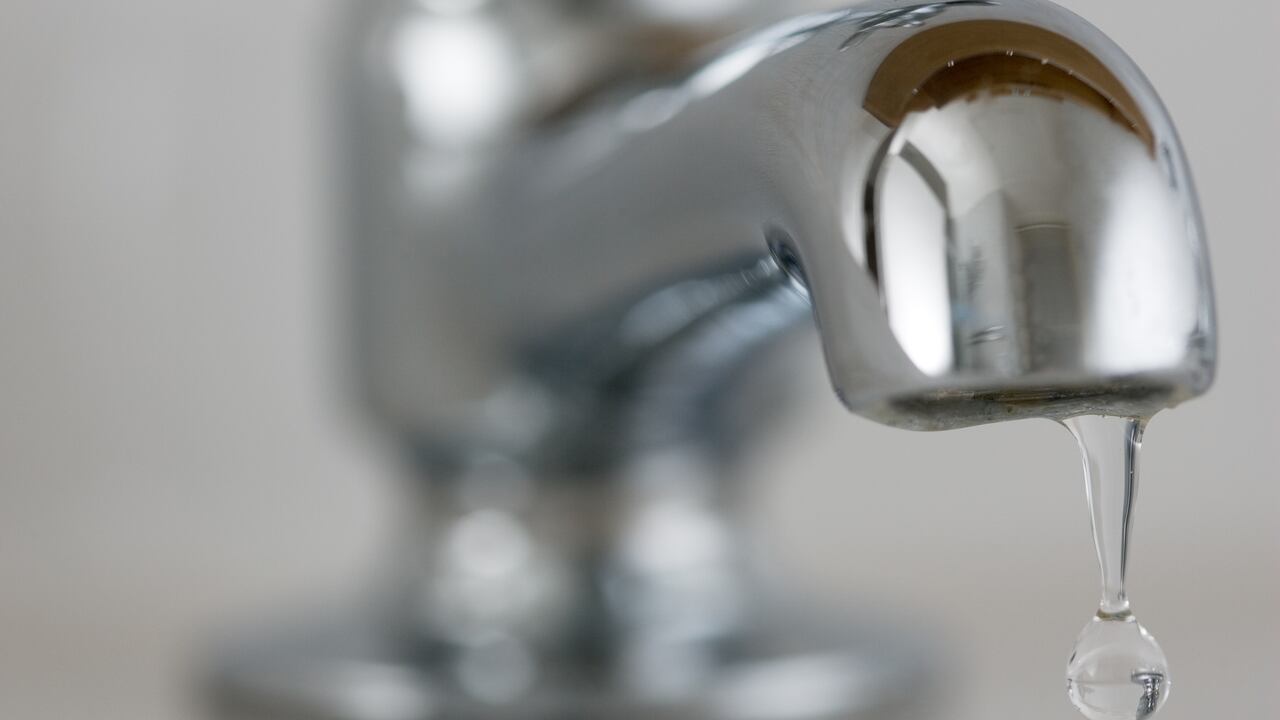 Se recomienda hacer uso del agua de forma racional privilegiando el lavado de manos y la preparación de alimentos.