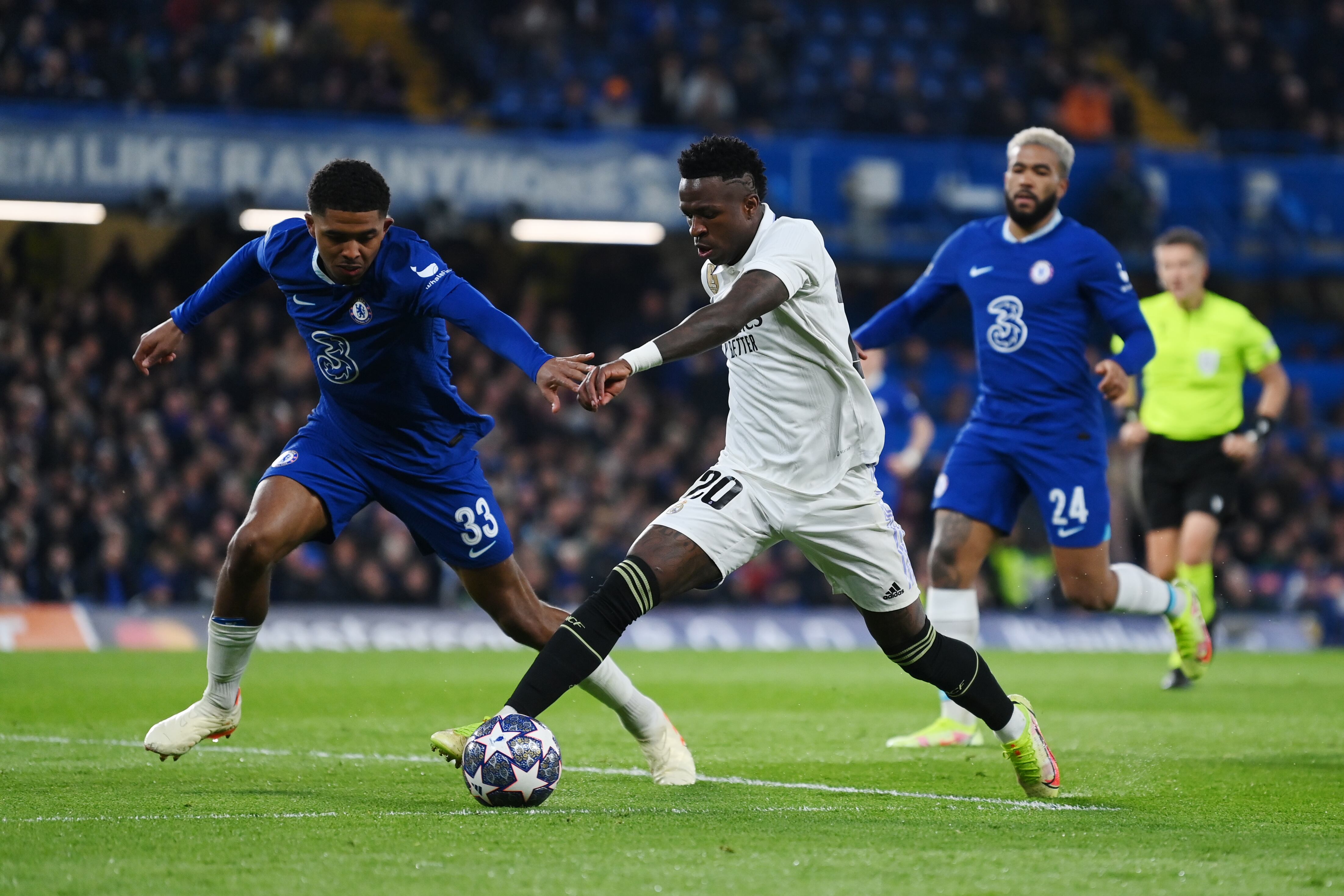 Vinicius Junior peleando un balón con James.