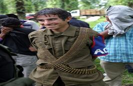 Cuando la guerra no es un juego Menor de edad en las filas del Bloque Centauros, de las Autodefensas Unidas de Colombia. La foto se captó en Acacías, Meta, en agosto de 2003. Foto: Juan Carlos Sierra-Revista Semana.