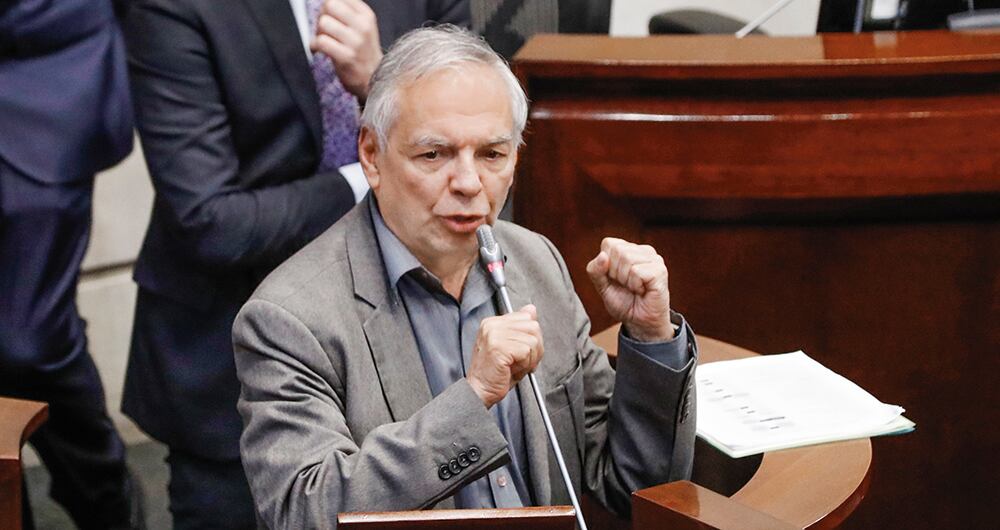 El ministro de Hacienda, Ricardo Bonilla, explicó esta semana ante el Congreso que con la reforma pensional se les pone un límite a los subsidios que paga el Estado por cada mesada, pues este máximo pagaría a cada trabajador el equivalente a 1,8 salarios mínimos, lo que a precios de hoy son 2 millones de pesos.