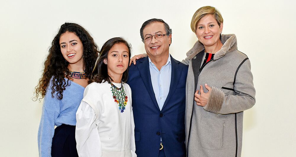   Gustavo Petro sostiene que su esposa, Verónica Alcocer, es “la estabilidad fundamental”. Se considera un romántico, que le gusta bailar, pero confiesa que hace mucho tiempo no va a una discoteca y que ha dejado la actividad social.