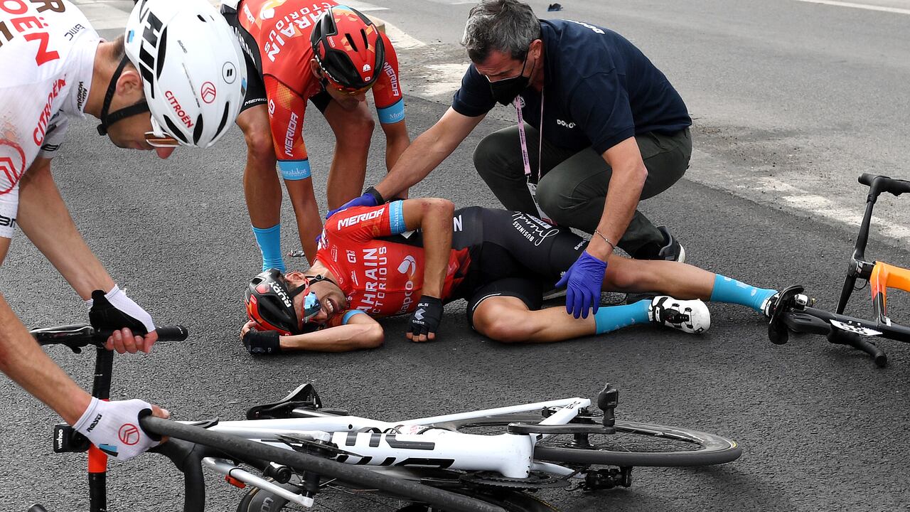 CATTOLICA, ITALIA - 12 DE MAYO: Mikel Landa Meana de España y Team Bahrain Victorious, Rafael Valls Ferri de España y Team Bahrain Victorious & Francois Bidard de Francia y AG2R Citröen Team están involucrados en un accidente durante el 104 ° Giro d'Italia 2021, Etapa 5 una etapa de 177 km desde Módena a Cattolica / Crash / Injury / @ girodiitalia / #Giro / el 12 de mayo de 2021 en Cattolica, Italia. (Foto de Tim de Waele / Getty Images)