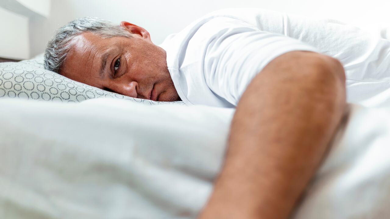 Hombre no puede conciliar el sueño