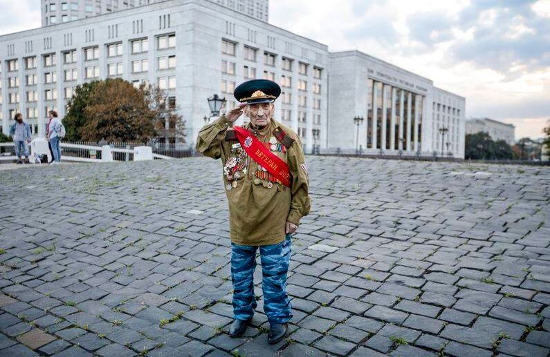 El veterano de la Segunda Guerra Mundial, Lev Yatsevich, de 92 años, saluda frente al antiguo edificio del parlamento ruso, que ahora alberga el gabinete ruso, en Moscú, Rusia, el martes , 20 de agosto de 2019, durante un evento que marca el aniversario del fallido golpe de agosto de 1991, que derrocó brevemente al líder soviético Mikhail Gorbachev y precipitó el colapso de la Unión Soviética. (Foto AP / Alexander Zemlianichenko)