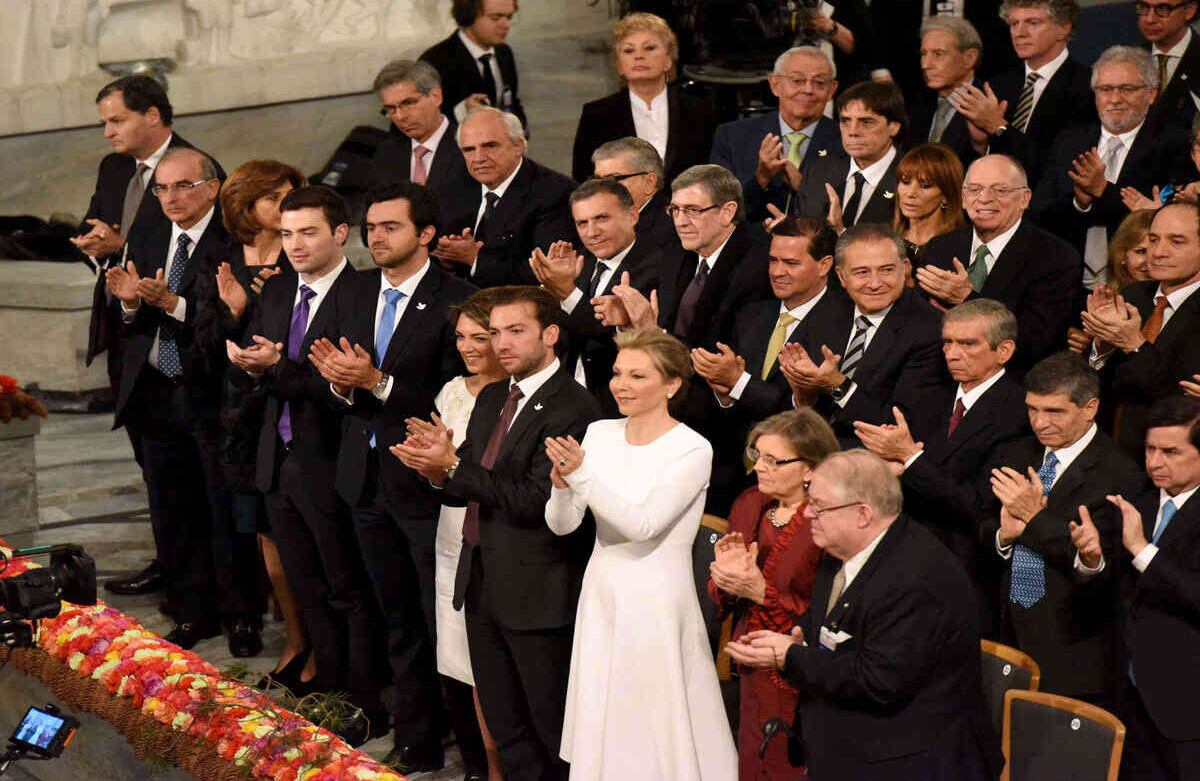 Los colombianos en el Oslo City Hall ovacionan a Juan Manuel Santos. 