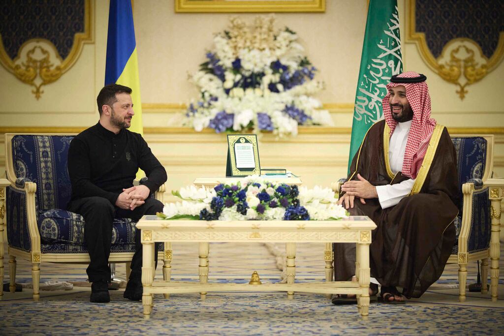 En esta fotografía proporcionada por la Oficina de Prensa Presidencial de Ucrania, el presidente ucraniano, Volodymyr Zelenskyy, se reúne con el príncipe heredero de Arabia Saudita, Mohammed bin Salman, en el Palacio Real de Riad, Arabia Saudita, el lunes 10 de marzo de 2025. (Oficina de Prensa Presidencial de Ucrania vía AP)