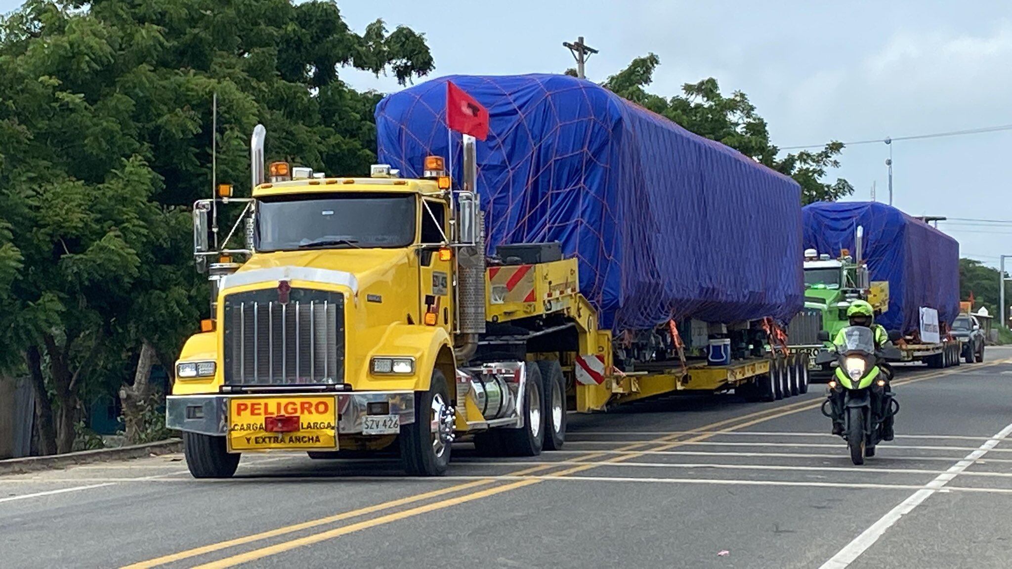 Son tres camiones que llevan hasta la capital a este titán de acero.
