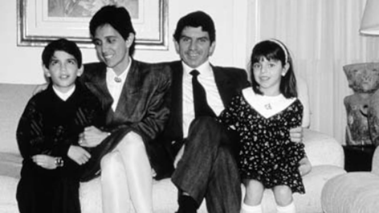 Hace 20 años el inquilino de la Casa de Nariño y presidente de Colombia era César Gaviria Trujillo. En esta foto con su esposa Ana Milena Muñoz y sus dos hijos: Simón Gaviria Muñoz, quien es Representante a la Cámara por el Partido Liberal, y María Paz Gaviria Muñoz.