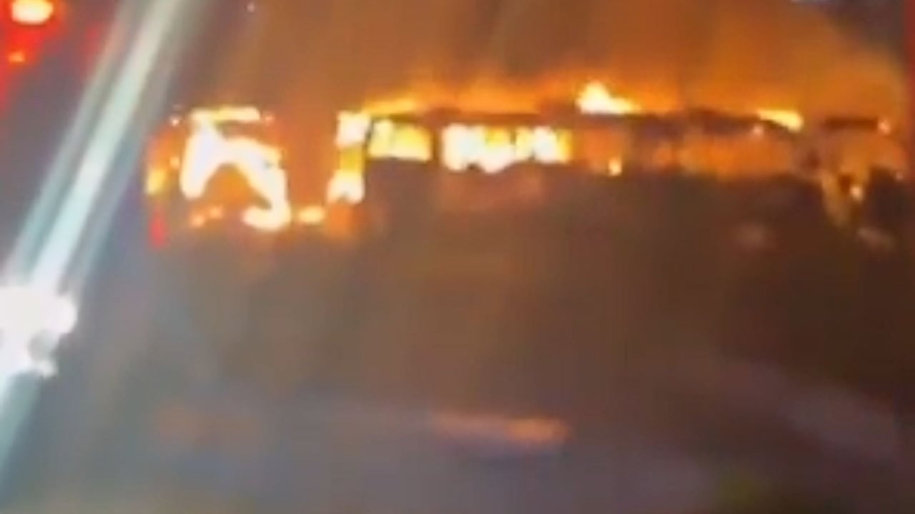 Los vehículos quedaron incinerados tras el incendio registrado en la noche del lunes en el antiguo Portal de Metrolínea, en Girón, Santander. La emergencia no dejó personas afectadas.