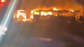 Los vehículos quedaron incinerados tras el incendio registrado en la noche del lunes en el antiguo Portal de Metrolínea, en Girón, Santander. La emergencia no dejó personas afectadas.