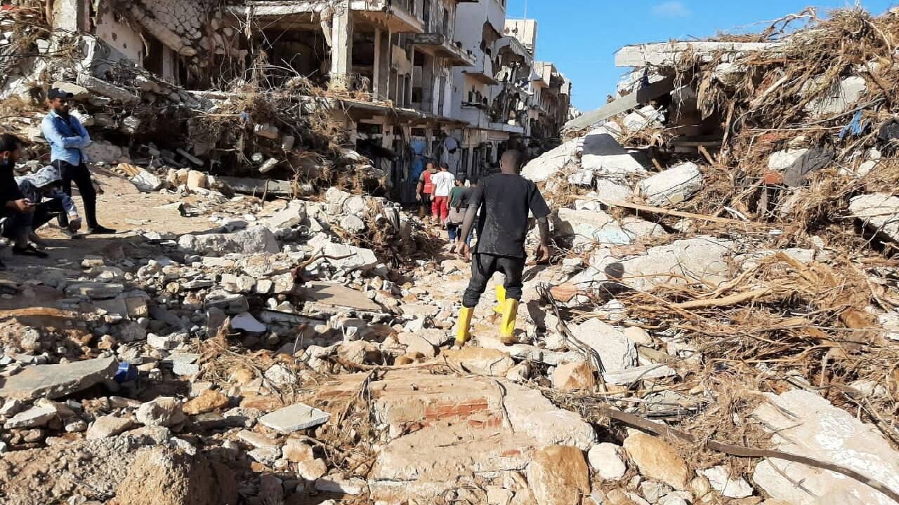 Miembros de la Media Luna Roja Libia de  trabajan en una zona afectada por las inundaciones en Libia.