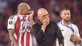 Junior's defender #98 Jermein Pena talks to his Uruguayan head coach Alfredo Arias during the Copa Libertadores group stage football match between Paraguay's Cerro Porteno and Colombia's Junior at the La Nueva Olla stadium in Asuncion on April 14, 2026. (Photo by Daniel Duarte / AFP)