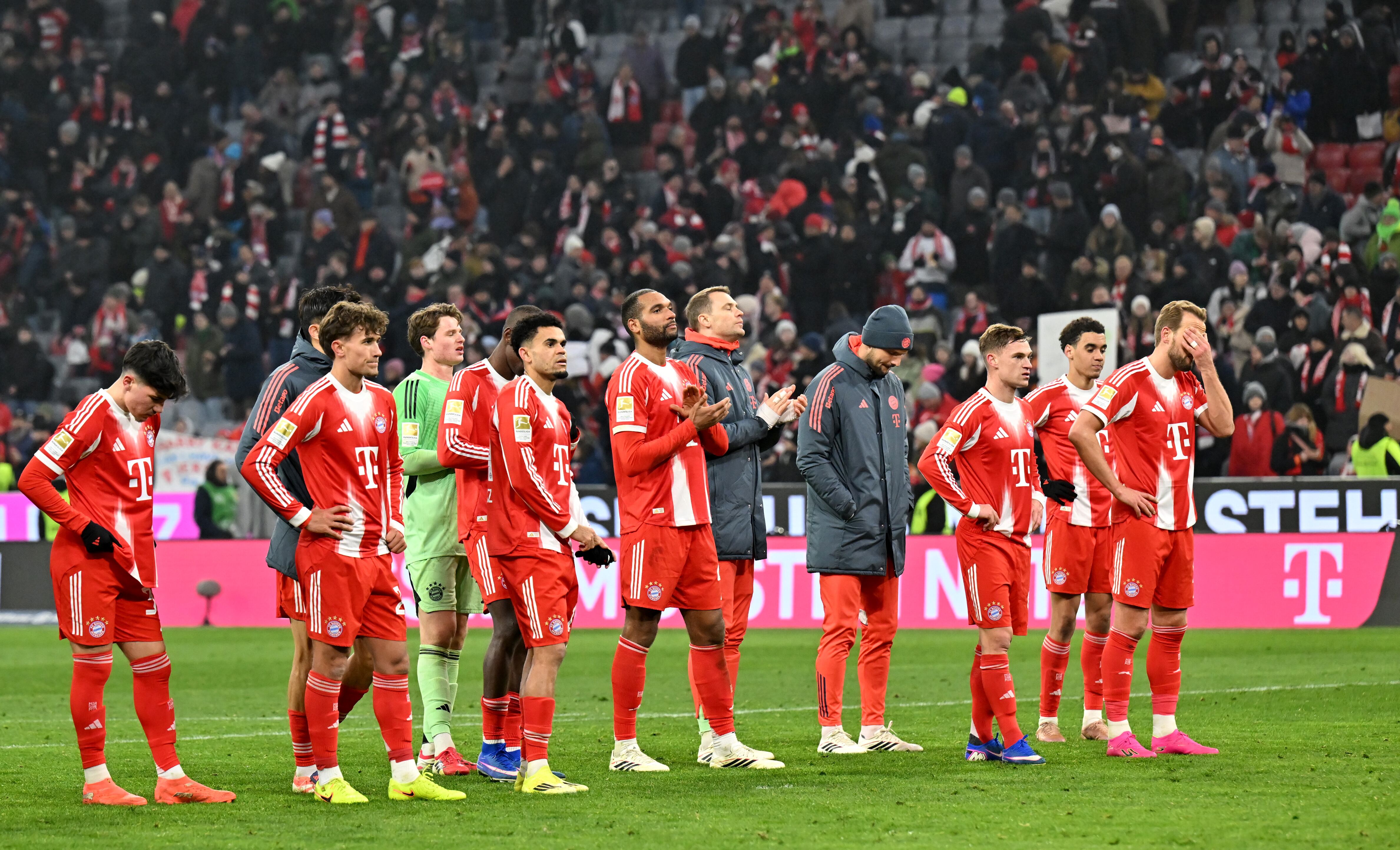 MUNICH, GERMANY - JANUARY 24: Players of FC Bayern Munich applaud the fans after the Bundesliga match between FC Bayern München and FC Augsburg at Allianz Arena on January 24, 2026 in Munich, Germany. (Photo by Sebastian Widmann/Getty Images)