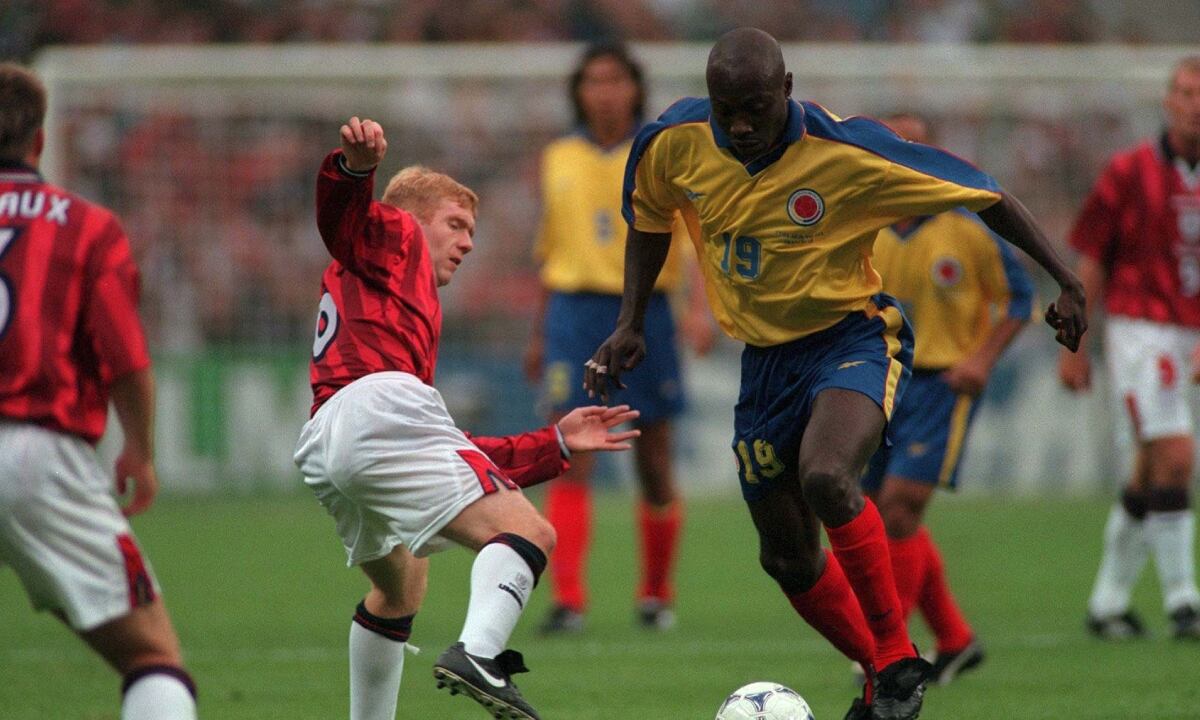 FRANCE - JUNE 26: FUSSBALL: WM FRANCE 98 Lens, 26.06.98, KOLUMBIEN - ENGLAND 0:2 (COL - ENG 0:2), Paul SCHOLES/ENG, Freddy RINCON/COL (Photo by Getty Images/Bongarts)