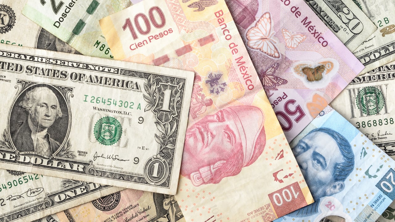 Conversión entre pesos mexicanos y dólares.
