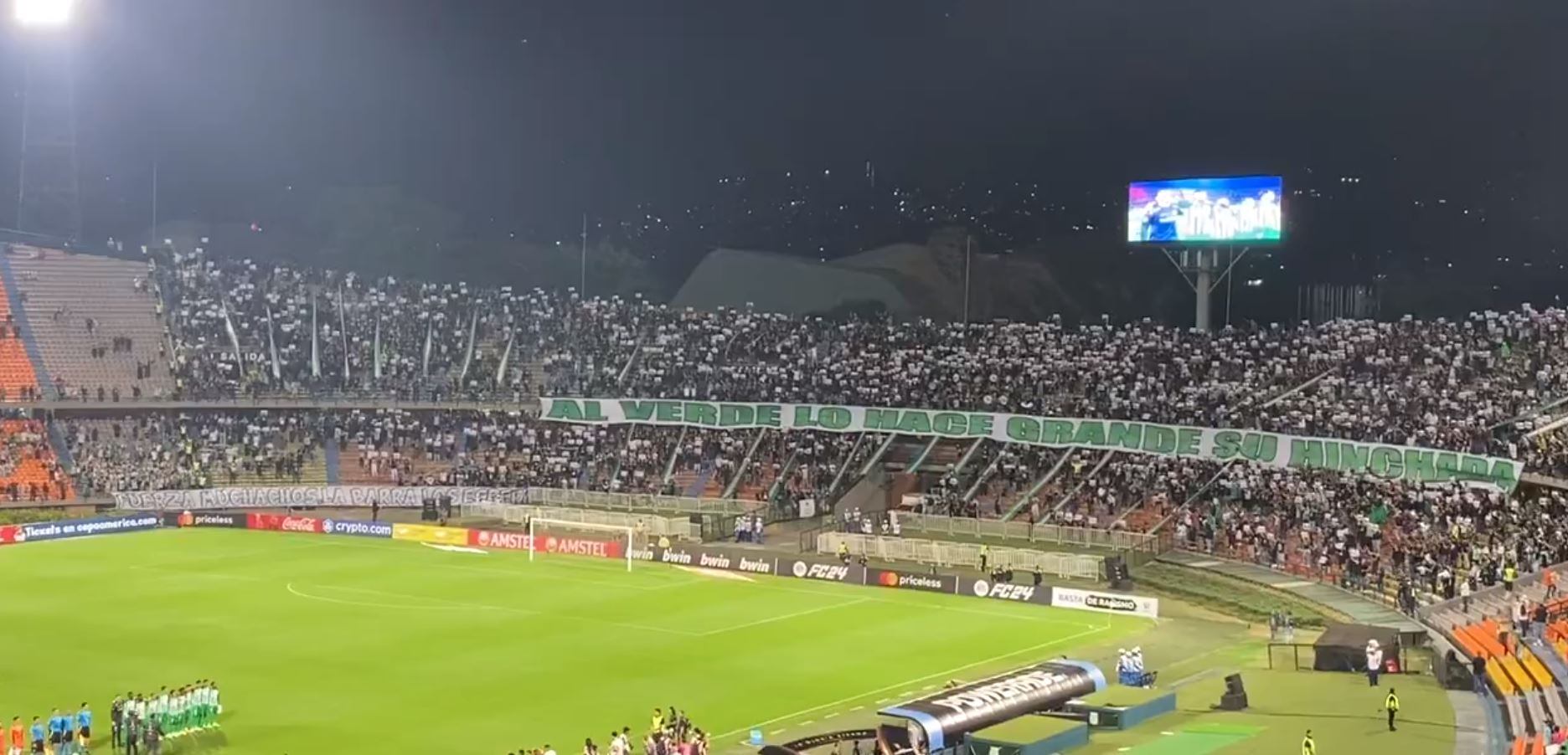 La hinchada de Atlético Nacional mostró su inconformismo antes, durante y después del partido que perdió por Copa ante Nacional de Paraguay.
