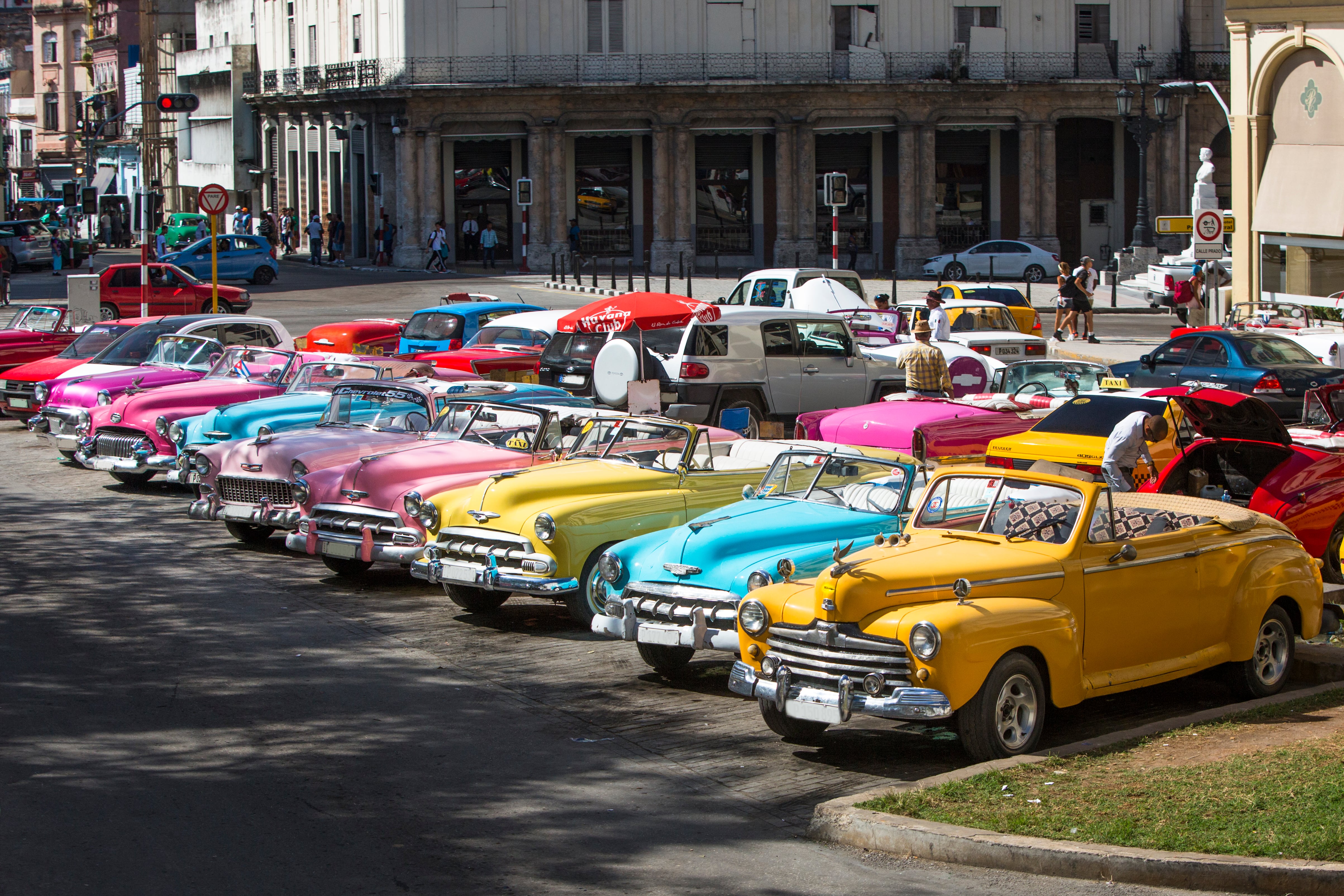 Exposición de vehículos clásicos en el Parque Central en La Habana, Cuba.