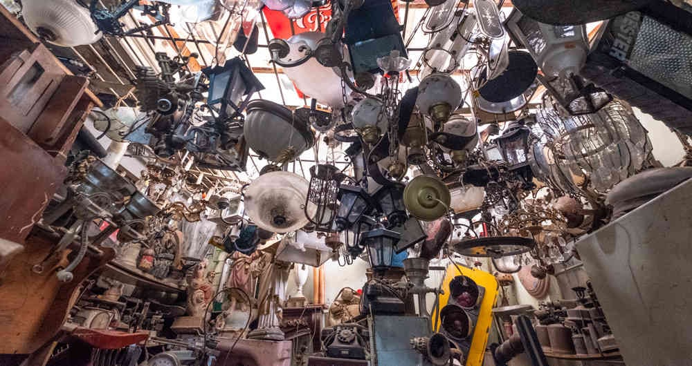 Objetos con historia acomodados en forma de tetris es lo que se puede encontrar en los anticuarios de la calle 38 sur.