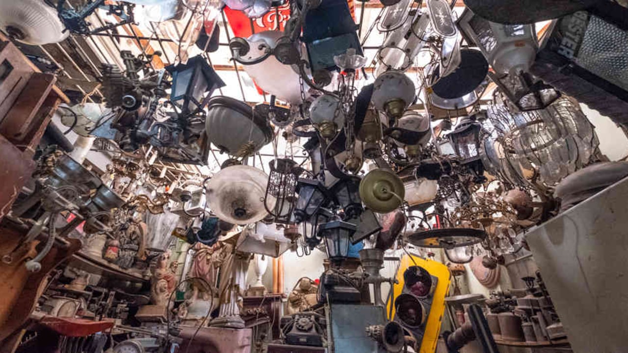 Objetos con historia acomodados en forma de tetris es lo que se puede encontrar en los anticuarios de la calle 38 sur.