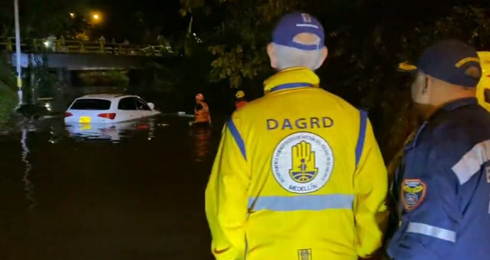 Vehículo atrapado en el deprimido de Conquistadores, también llamado como Los Músicos, este sábado 14 de enero. Dos personas murieron ahogadas.
